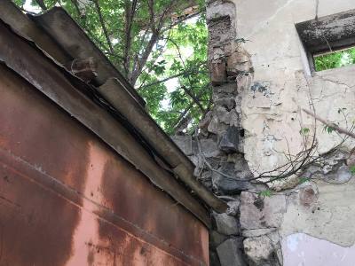 Փլուզում Ֆիրդուսի փողոցում. չշահագործվող մսուր-մանկապարտեզի արտաքին պատը փլուզվել և լցվել է մոտակա խանութի տանիքին