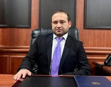 «Ժողովուրդ». Դավթաշեն վարչական շրջանի ղեկավարը թանկարժեք ժամացույց է նվեր ստացել. ինչ ունեցվածք ունի նա