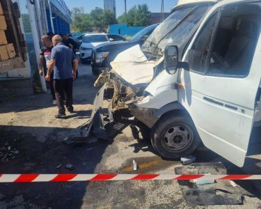 Էջմիածին-Երևան ճանապարհին բախվել են «ԶԻԼ»-ը և «ԳԱԶԵԼ»-ը. վերջինիս վարորդն արգելափակվել է ներսում