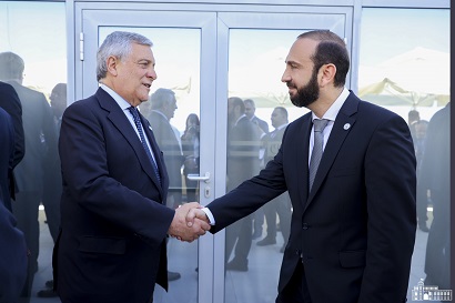 Armenian, Italian FMs have brief exchange of views
