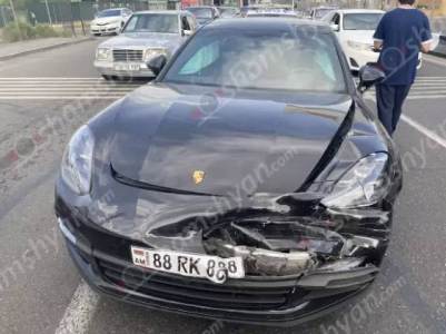 В Ереване водитель «Porsche Panamera» столкнулся с автомобилем родного брата