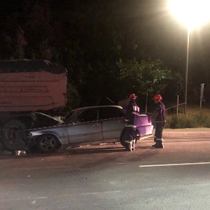 У села Арпи «Mercedes-Benz» врезался в припаркованный грузовик: двое скончались