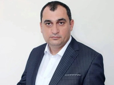 В Гюмри сотрудник отдела уголовного розыска напал на правозащитника Карапета Погосяна