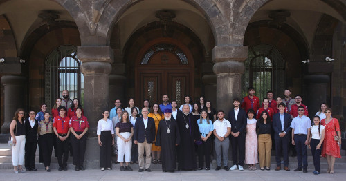 Ամենայն Հայոց Կաթողիկոսն ընդունեց ՀԲԸՄ-ի տարբեր ծրագրերի մասնակից սփյուռքահայ երիտասարդներին