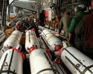 МИД КНР призвал США не подливать масло в огонь, передавая Киеву кассетные боеприпасы