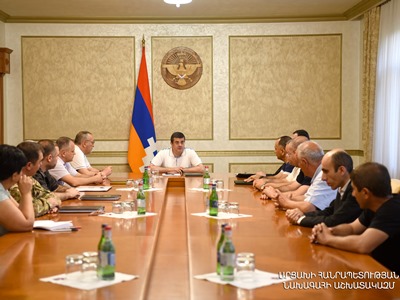 Президент Арцаха провел совещание по актуальным гуманитарным вопросам и проблемам безопасности