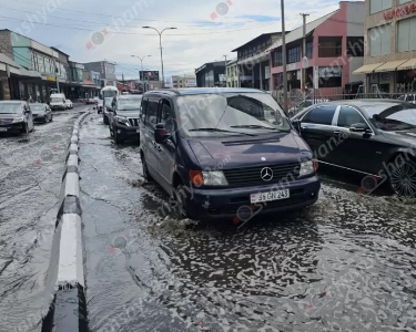 Дождевая вода залила трассу, ведущую к аэропорту «Звартноц»