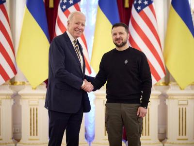 Белый дом сообщил, что Байден прямо объяснит Зеленскому, почему Украину не приняли в НАТО