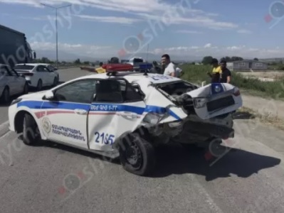 BMW-ն մխրճվել է ՃՈ Toyota-ի հետնամասի մեջ, ապա բախվել երկաթե արգելապատնեշին. տեսուչը հոսպիտալացվել է