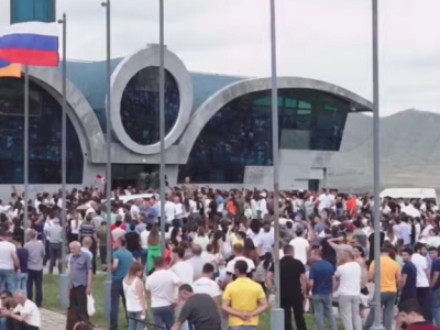 Karabakh residents’ march reaches Russian peacekeepers’ headquarters in Artsakh