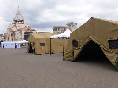 В центре Степанакерта установлены палатки для участников бессрочного всенародного движения