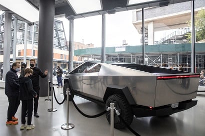 Tesla выпустила первый Cybertruck после двухлетних задержек
