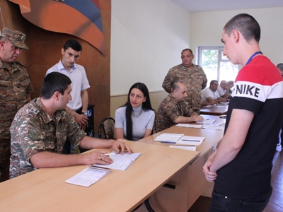 ՄԻՊ-ն այցելել է ՊՆ Կենտրոնական հավաքակայան. Նա տեղում դիտարկել է ամառային զորակոչի ընթացքը