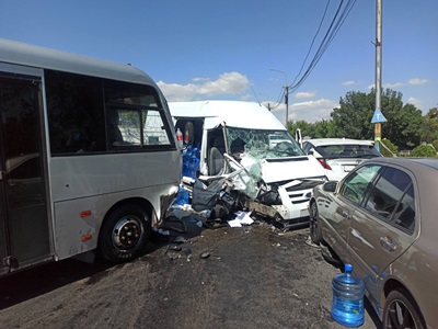 Դավիթ Բեկի փողոցում բախվել են ավտոբուսն ու Ford Transit մակնիշի բեռնատարը, այնուհետեւ բախվել կայանած եւս 2 մեքենաների