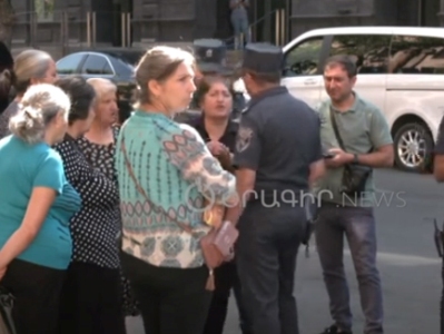 Перед зданием Правительства Армении проходит акция протеста родителей без вести пропавших