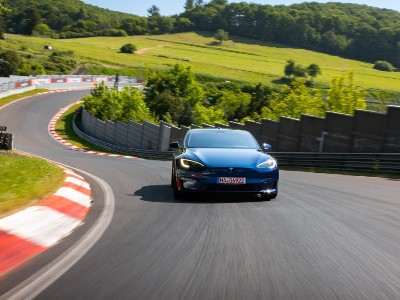 TechCrunch: Tesla разрешила владельцам электрокаров заряжать их за счет солнечных батарей