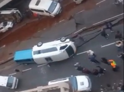 В центре Йоханнесбурга из-за взрыва газопровода обрушилось дорожное полотно