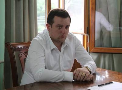 «Հրապարակ». Աննա Հակոբյանի ազգականը պիցցայի առաքիչին բաժնի պետ է նշանակել