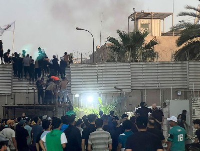 Reuters: протестующие подожгли посольство Швеции в Багдаде
