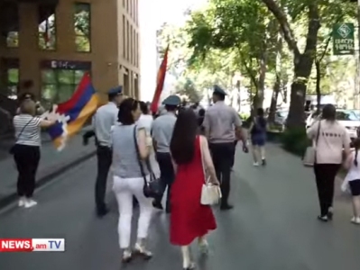 Արցախցի ցուցարարները երթով շարժվում են ԵՄ հայաստանյան գրասենյակի մոտ