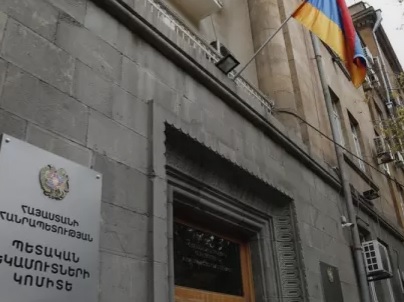 Мужчина в наручниках выбросился с 5 этажа Следственного отдела КГД Армении и скончался
