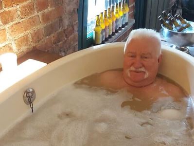 Экс-президент Польши Лех Валенса искупался в пивной ванне