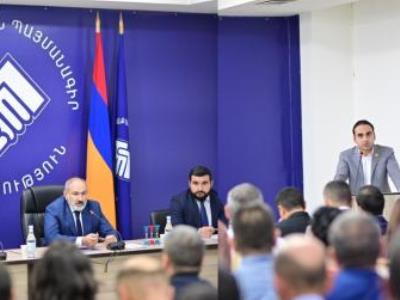 Пашинян обсудил с соратниками вопросы предстоящих выборов в Совет старейшин Еревана