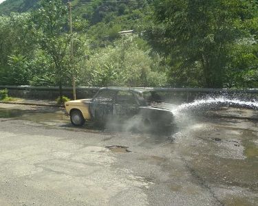 Ալավերդիում այրվել է մեքենա. վարորդը ծանր վիճակում տեղափոխվել է Երևան