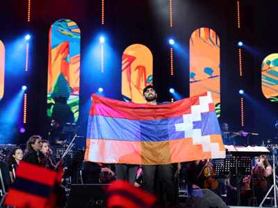 «Ոստիկանը ձեռքիցս խլեց Արցախի դրոշը, հիմա չգիտեմ՝ ուր է»․ պատմում է համերգի ժամանակ դրոշը ծածանած երիտասարդը