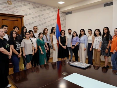Ժաննա Անդրեասյանը հանդիպել է Հակակոռուպցիոն դպրոցի ունկնդիրներին