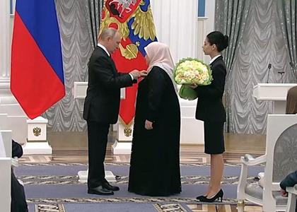 Путин наградил мать Кадырова