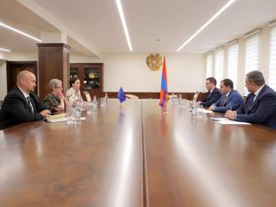 Министр обороны Армении принял посла ЕС в Армении Андреа Викторин