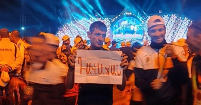 В Гюмри участник войны и герой Арцаха Гор Мурадян продемонстрировал Пашиняну плакат с надписью «Предатель»