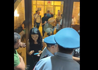Протестующие заблокировали вход в здание армянского офиса Международного комитета Красного Креста