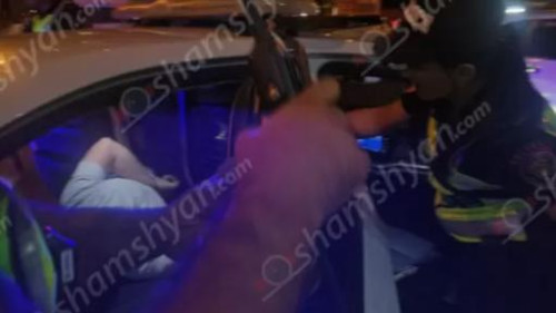В Ереване мужчина нарушал общественный порядок и нецензурно бранился в адрес патрульных и врачей