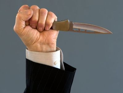 В Баку на улице мужчина набросился с ножом на женщину