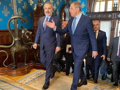 Лавров предложил Фидану обсудить вопросы, которые рассмотрят Путин и Эрдоган на встрече