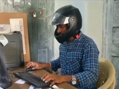Госслужащие в Индии носят шлемы на работе, чтобы на них не упал потолок