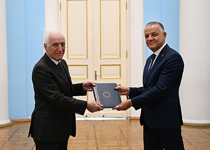 Новый глава делегации ЕС в Армении вручил президенту верительные грамоты