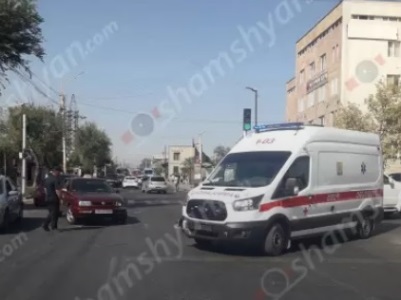Պոլիկլինիկայի դիմաց բախվել են շտապօգնության ավտոմեքենան, Volkswagen-ն ու Lada Priora-ն. Shamshyan.com