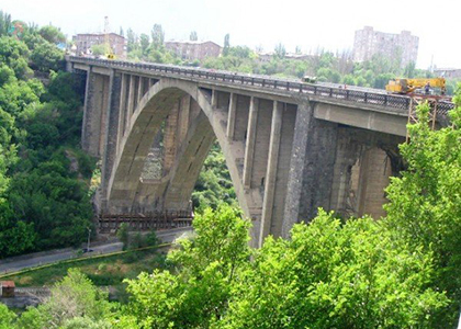 Քաղաքացին փորձել է նետվել Կիևյան կամրջից. Փրկարարները կանխել են