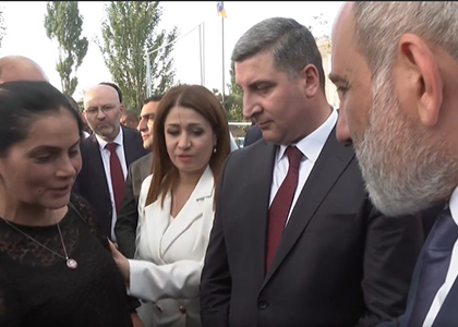 «Մեր համախոհներից է». վարչապետի խոսնակը Փաշինյանին այսպես ներկայացրեց զոհվածի ծնողին (վիդեո)