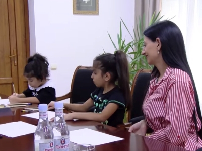 ՄԻՊ-ը հյուրընկալել է եզդի քույրեր Սոֆյա և Վիկտորյա Մուրադովաներին, պատմել իր մանկությունից, նկարել նրանց հետ (վիդեո)