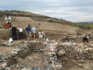 Մեծամոր հնավայրում պեղումներ են, արդեն տեսանելի են դամբարանի զրահի քարերը