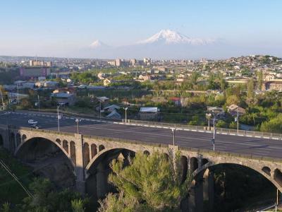 23-ամյա քաղաքացին ցանկացել է ցած նետվել Կիևյան կամրջից. Քաղաքացիները կանխել են ինքնասպանության փորձը