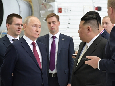 Путин подарил Ким Чен Ыну перчатку от космического скафандра и российский карабин