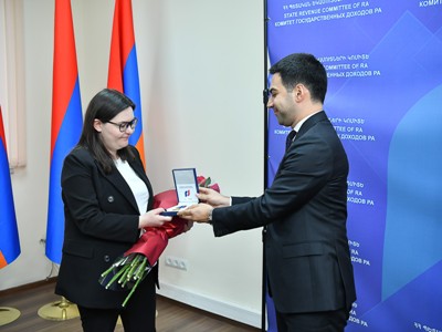 Ռուստամ Բադասյանը Ծովինար Սողոմոնյանին մեդալ է հանձնել