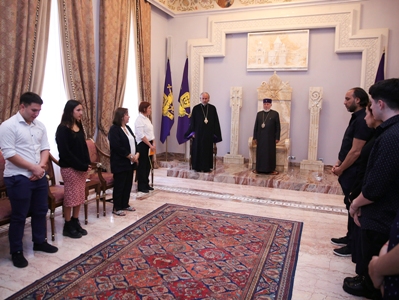 Գարեգին Բ-ն ընդունել է Բուենոս Այրեսի ՀԲԸՄ «Մարի Մանուկյան» վարժարանի սաներին