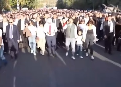 «Վարչական ռեսուրսի նման ծափ մի տվեք, քաղաքական համախոհի նման ծափ տվեք». Փաշինյանը՝ երթի մասնակիցներին
