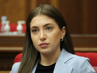 «Бордюр» լիզելը չգիտեմ, բայց քեզ որ Եռաբլուրի գերեզմանները հատ-հատ և անդադար լիզել տալու են, էդ հաստատ. Աննա Մկրտչյան